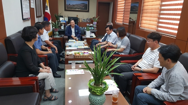 ▲ 청도읍사무소 1층 현관에 설치된 이웃사랑 천사냉장고는 식사 해결이 어려운 홀몸어르신, 장애인, 저소득층 가구 등 지역의 어려운 이웃 누구나 가져갈 수 있게 설치됐다.ⓒ청도군