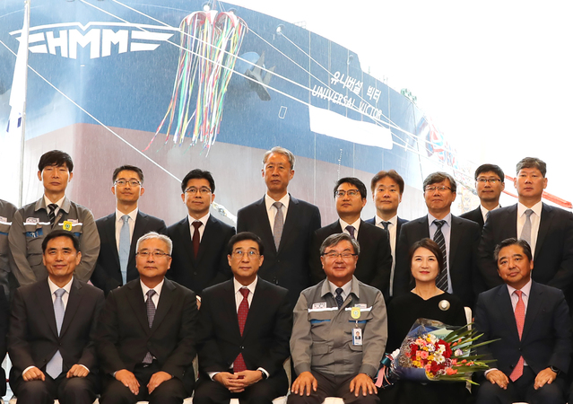 ▲ 2일 대우조선해양 옥포(거제) 조선소에서 개최된 현대상선 30만톤급 초대형 유조선 ‘유니버설 빅터(Universal Victor)’호 명명 취항식에서 (앞줄 좌측 3번째부터) 배재훈 현대상선 사장, 이성근 대우조선해양 사장, 이미경 여사(대모, 이영환 GS칼텍스 부사장의 배우자), 이영환 GS칼텍스 부사장이 기념촬영을 하고 있다.ⓒ현대상선