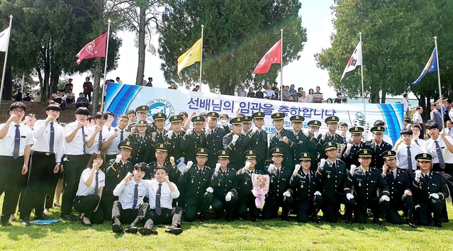 ▲ 지난 8월 30일 육군부사관학교에서 개최된 육군부사관 19-3기 임관식에서 영진전문대 출신 육군 신임하사와 후배 학생들이 파이팅을 외치고 있다.ⓒ영진전문대