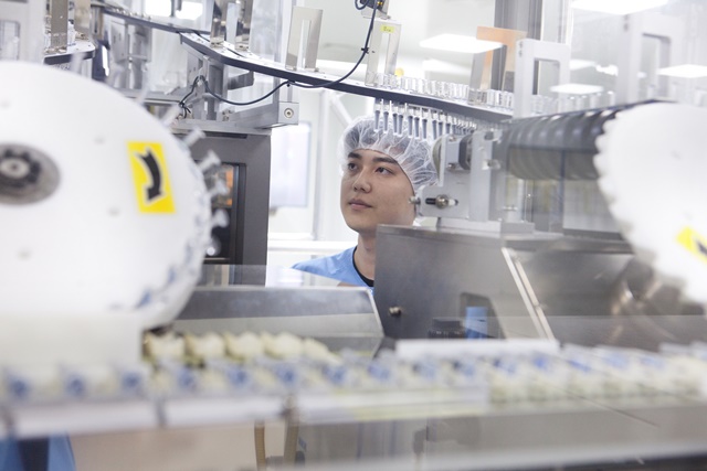 ▲ SK바이오사이언스 직원이 생산되는 스카이셀플루를 검수하고 있다. ⓒSK바이오사이언스