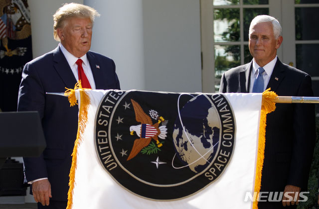 지난 8월29일 백악관에서 미군 우주사령부 창설식을 가지면서 사령부 깃발을 바라보는 도널드 트럼프 대통령과 마이크 펜스 부통령. ⓒ뉴시스 AP. 무단전재 및 재배포 금지.