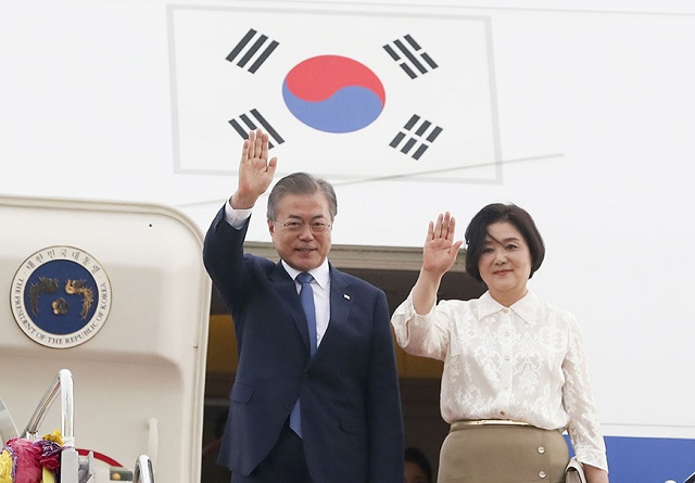 ▲ 문재인 대통령과 부인 김정숙 여사가 1일 동남아시아 3개국 순방 첫번째 방문국인 태국 방콕 돈므앙 군공항에 도착해 환영인사들에게 인사를 하고 있다. ⓒ청와대