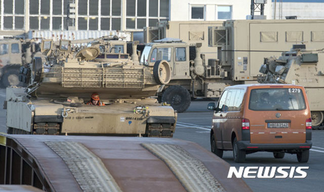 ▲ 2017년 1월 폴란드로 향하는 미군. 현재 폴란드에는 4500여 명의 미군이 주둔 중이다. 폴란드 국민들은 어떤 정치적 갈등에도 '미군 철수'를 외치니 않는다. ⓒ뉴시스 AP. 무단전재 및 재배포 금지.