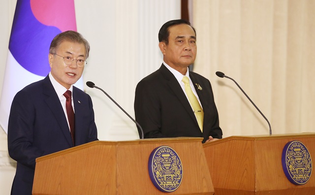 ▲ 문재인 대통령과 쁘라윳 짠오차 총리가 2일 방콕 총리실 청사에서 공동언론발표를 하고 있다.  ⓒ뉴시스