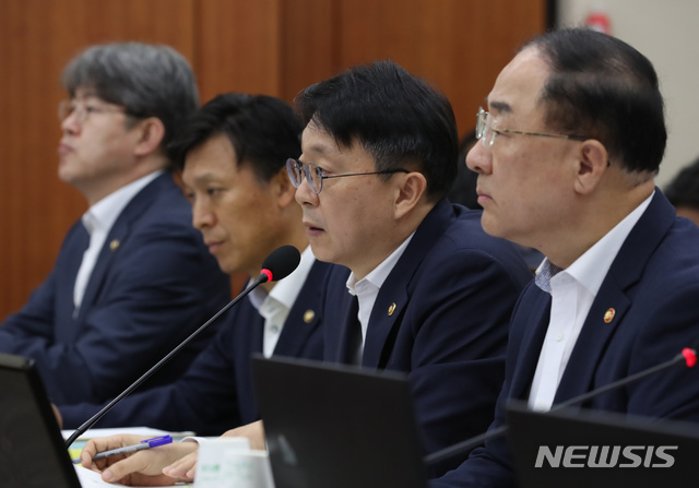 ▲ 지난달 22일 열린 국회 기획재정위원회 전체회의에서 김현준 국세청장이 박명재 자유한국당 의원의 질문에 답하고 있다. ⓒ뉴시스