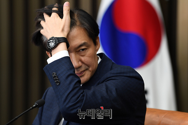 ▲ 조국 법무부 장관 후보자가 2일 오후 국회에서 자처한 대국민 기자회견에 참석해 자리하고 있다. ⓒ사진=공동취재단