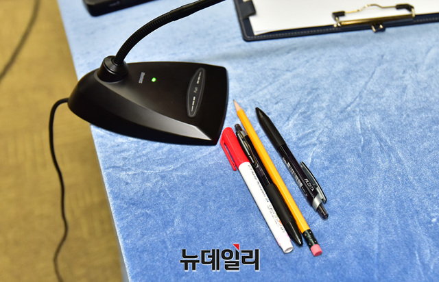 ▲ 2차 기자회견이 종료된 직후 책상에 남은 펜. 사용하던 일본제품이 빠져있다.