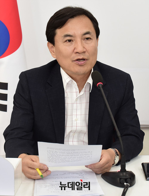 ▲ 김진태 자유한국당 의원이 21일 오전 국회에서 열린 조국 인사청문회 대책TF 2차회의에서 모두발언을 하고 있다.ⓒ박성원 기자