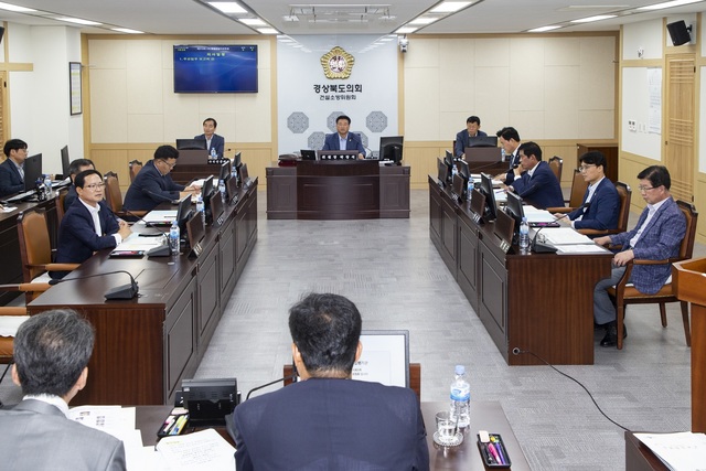 ▲ 경북도의회 통합공항이전특위가 2일 회의를 갖고 군위와 의성 간 대립 등 공항이전과 관련한 대책을 논의했다.ⓒ경북도의회