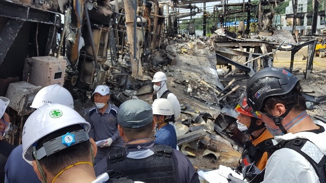 ▲ 지난달 30일 충주 중원산업단지에서 발생한 화재와 관련해 국과수와 경찰, 소방본부가 감식을 진행하고 있다.ⓒ충북소방본부