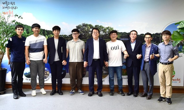 ▲ 지난 2일 이상천 시장(가운데)이 제천시청 소회의실에서 ‘SNS홍보단’에 선발된 공무원들과 기념촬영을 하고 있다.ⓒ제천시