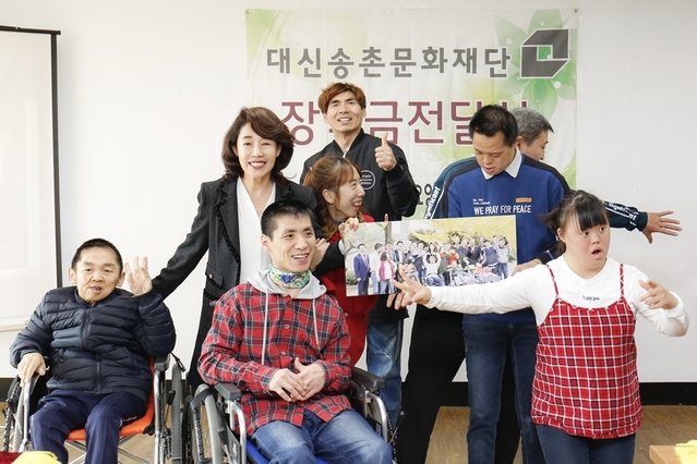 ▲ 대신증권 이어룡 회장은 전남 나주의 다문화가족지원센터와 사회복지시설인 계산원, 이화영아원 등을 방문해 관계자에게 '사랑의 성금'을 전달했다.ⓒ대신증권