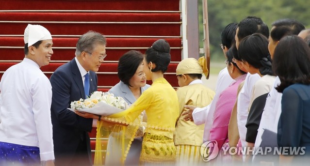 ▲ 문재인 대통령과 부인 김정숙 여사가 3일 오전 (현지시간) 동남아 3개국 순방 두번째 국가인 미얀마 수도 네피도 국제공항에 도착, 환영 인사들에게 꽃다발을 전달받고 있다.ⓒ연합뉴스