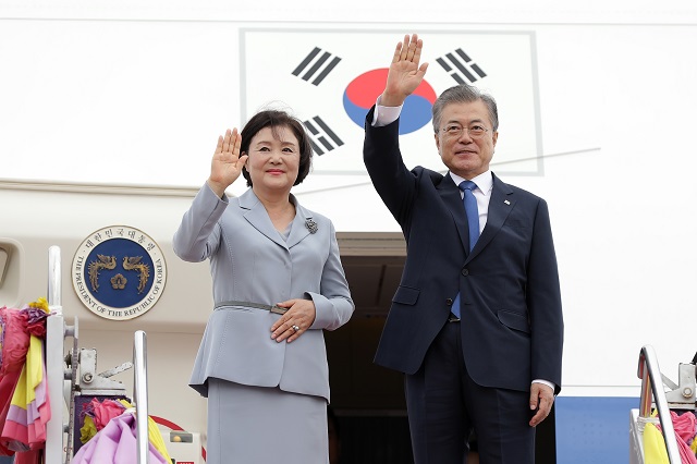 ▲ 문재인 대통령과 부인 김정숙 여사가 3일 방콕 돈무앙 군공항에서 미얀마로 향하는 전용기 탑승 전 손 흔들어 인사하고 있다. ⓒ뉴시스