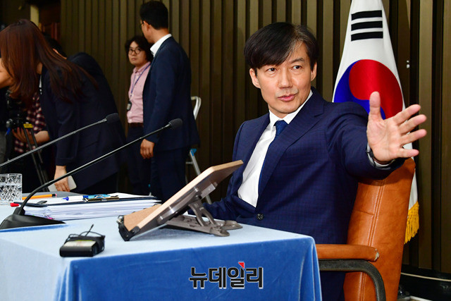 ▲ 조국 법무부 장관 후보자가 지난 2일 국회에서 기자간담회를 개최했다. 과거 SNS에 각종 의혹에 대해 “법적 문제가 없다” “당시 제도가 그랬다”는 등의 변명을 하지 않겠다고 했지만 이날 간담회에서는 '모르쇠'로 일관해 '조로남불' '조적조' 간담회라는 비아냥이 나온다.ⓒ이종현 기자