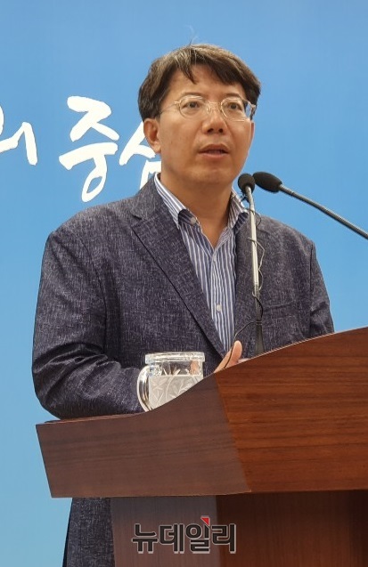 ▲ 충남도 구기선 환경보전과장이 3일 도청 브리핑룸에서 현대제철 브리더 밸브 개방과 관련한 민간협의체 논의 결과 발표와 관련해 기자회견을 갖고 있다.ⓒ김정원 기자