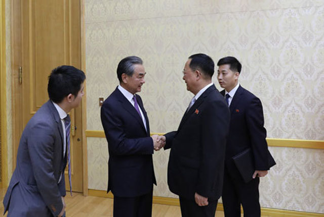 ▲ 지난 2일 방북한 왕이 중국 외교부장을 리용호 북한 외무상이 맞이하고 있다. ⓒ뉴시스. 무단전재 및 재배포 금지.