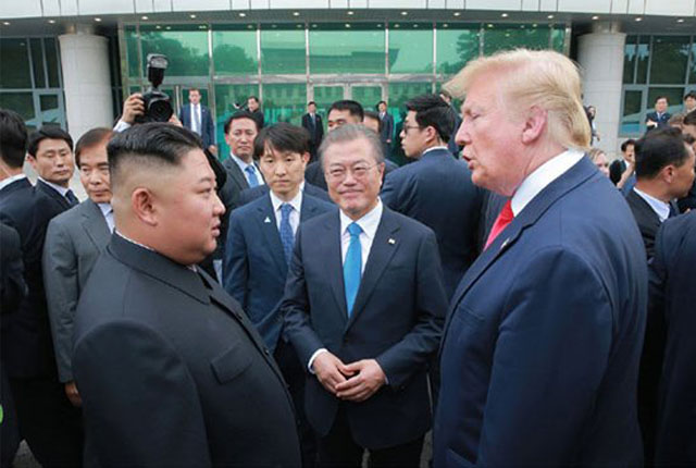 ▲ 지난 6월 30일 판문점에서 만난 김정은과 도널드 트럼프 미국 대통령. ⓒ뉴시스. 무단전재 및 재배포 금지.
