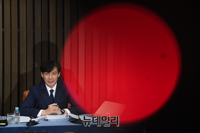 ▲ 조국 법무부 장관 후보자가 2일 오후 국회에서 자처한 대국민 기자회견에 참석해 자리하고 있다.ⓒ공동취재단