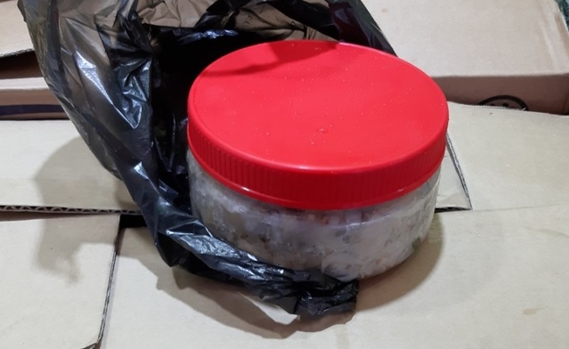 ▲ 전북 무주에서 열리고 있는 반딧불이 축제장 음식점 부스에서 구입한 젓갈을 먹고 심한 설사 증세를 보여 병원에서 치료를 받은 사실이 밝혀졌다. 사진은 축제장 부스에서 구입한 문제의 조개젓갈.ⓒ사진 뉴데일리 독자제공