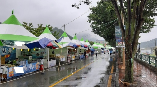 ▲ 무주군이 지난달 31일부터 개최한 무주반딧불 축제장에 설치된 농특산물 판매장 부스.ⓒ사진 뉴데일리 독자 제공