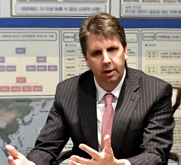 ▲ 심포지엄에서 만난 기자들에게 설명하는 마크 리퍼트 전 주한 미국대사. ⓒ해군 제공.