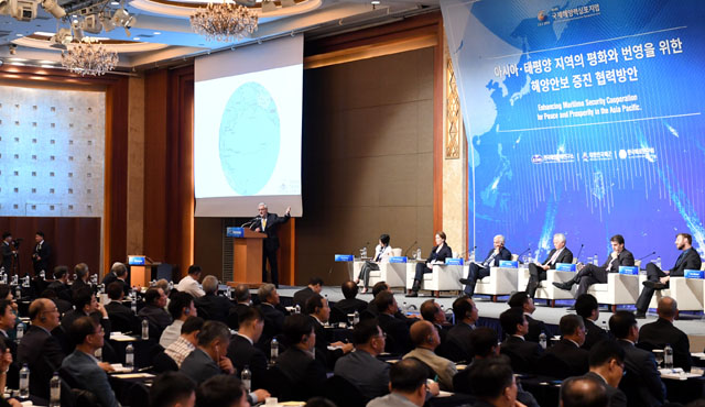 ▲ 이날 국제 해양력 심포지엄에는 미국, 일본, 아세안 회원국 등에서 300여 명의 해군 및 해양 관련 분야 전문가들이 참석했다. ⓒ해군 제공.