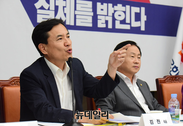 ▲ 김진태(왼쪽)·주광덕 자유한국당 의원이 3일 오후 국회에서 열린 '조국 후보자의 거짓과 선동' 대국민 고발 언론간담회에서 발언을 하고 있다. ⓒ