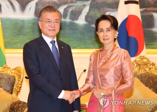 ▲ 미얀마를 국빈 방문 중인 문재인 대통령이 3일 미얀마 네피도 대통령궁에서 아웅산 수찌 미얀마 국가고문과 인사를 나누고 있다. ⓒ연합뉴스