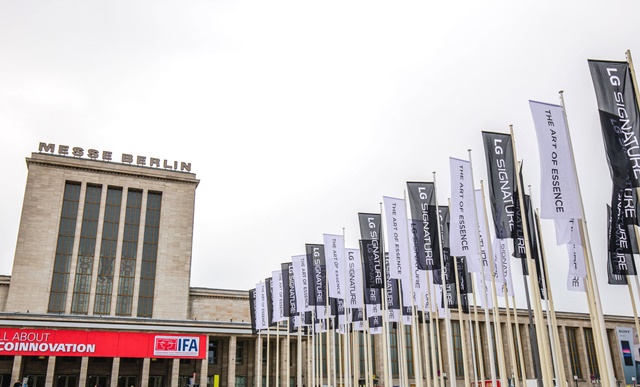 ▲ '메세 베를린' 입구에 설치한 깃발 광고. ⓒLG전자