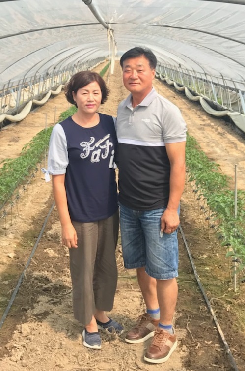 ▲ 이달의 새농민상을 받은 강현천·곽순옥씨 부부.ⓒ농협충남본부