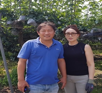 ▲ 이달의 새농민상을 받은 염철형·기은경씨 부부.ⓒ농협충남본부