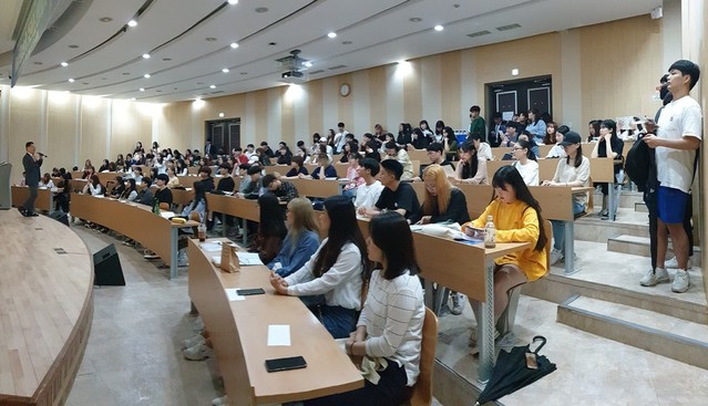 ▲ 지역선도대학으로 선정된 세명대가 지난 3일 대학 학술관에서 재학생을 대상으로 '미식관광트랙 교육과정 현장설명회'를 열고 있다. 대학은 4일 2차 설명회를 연다.ⓒ세명대