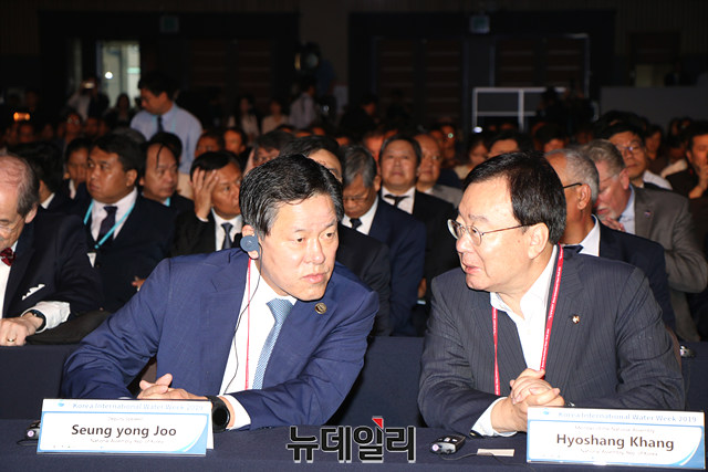 ▲ 강효상 의원(사진 오른쪽)이 주승용 국회부의장과 의견을 나누고 있다.ⓒ뉴데일리