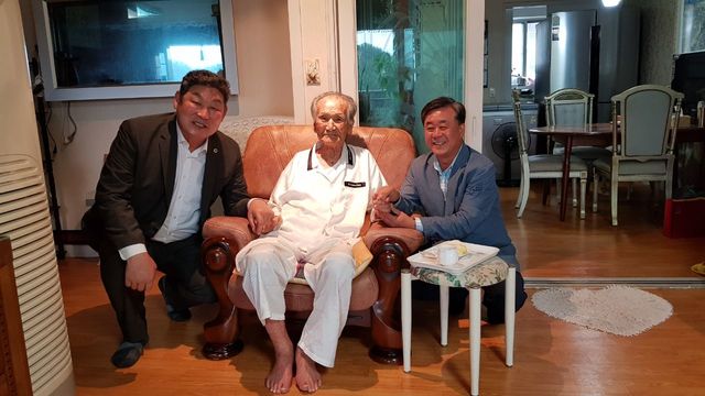 ▲ 장경식 경북도의회 의장(왼쪽)과 김희수 의원(오른쪽)은 추석을 맞아 지난 3일 제1대 경북도의회 의원 중 유일하게 생존하고 계신 강만철 前 의원(97)을 찾았다.ⓒ경북도의회