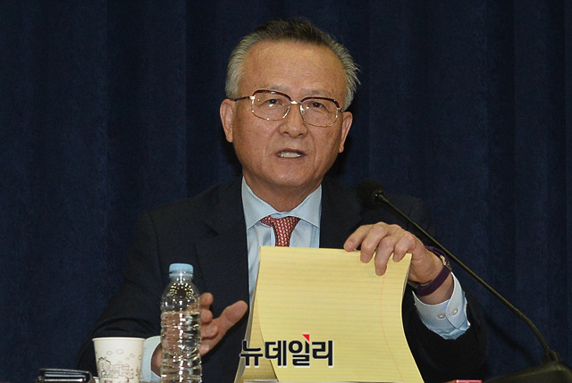 ▲ 김석우(74) 전 통일원(현 통일부) 차관이 4일 오전 9시 30분 국회의원회관 제1소회의실에서 열린 토론회에서 현 정부 들어  북한인권법이 사문화되고 있다고 비판했다. ⓒ박성원 기자