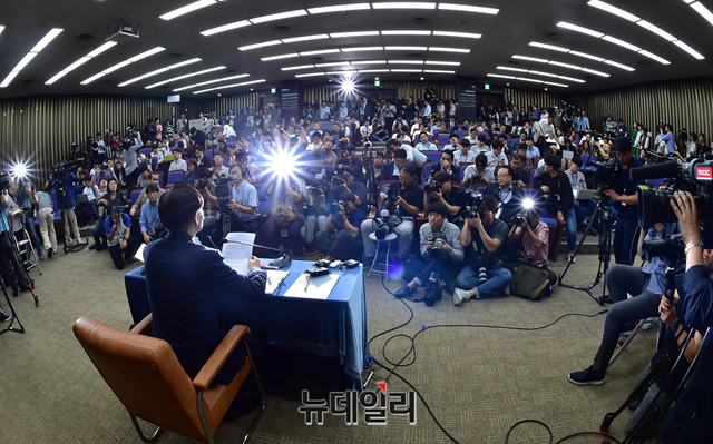 ▲ 더불어민주당과 조국 법무부 장관 후보자는 2일 국회 회의장에서 기자회견을 열었다. ⓒ박성원 기자