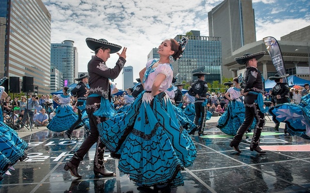▲ 지난해 ‘천안흥타령춤축제’에서 세계인과 함께한 ‘거리댄스퍼레이드’ 모습.ⓒ천안시
