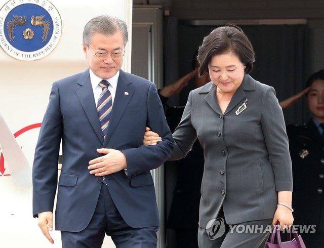 ▲ 동남아 3개국을 순방 중인 문재인 대통령과 김정숙 여사가 4일 오전(현지시간) 미얀마 양곤 국제공항에 도착한 공군 1호기에서 내리고 있다. ⓒ연합뉴스