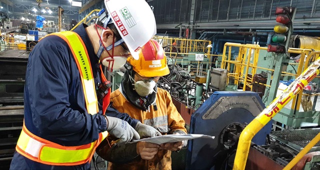 ▲ 포항제철소가 지난 3일 '안전 지킴이' 소속 전문가들이 포항제철소 선재공장을 불시 방문해 안전 순찰을 실시하는 모습.ⓒ포스코