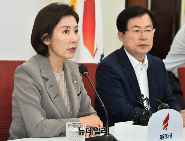 ▲ 나경원 자유한국당 원내대표가 4일 오후 국회에서 조국 법무부장관 후보자 인사청문회 관련 기자회견을 갖고 있다. 이날 나 원내대표는 