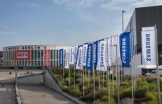 ▲ 'IFA 2019'에 앞서 전시회장 입구에 설치된 깃발 광고. ⓒ삼성전자