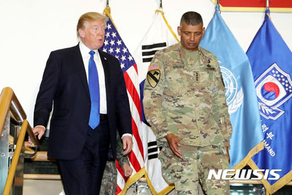 ▲ 2017년 12월 도널드 트럼프 미국 대통령 방한 당시 빈센트 브룩스 주한미군 사령관. ⓒ뉴시스. 무단전재 및 재배포 금지.