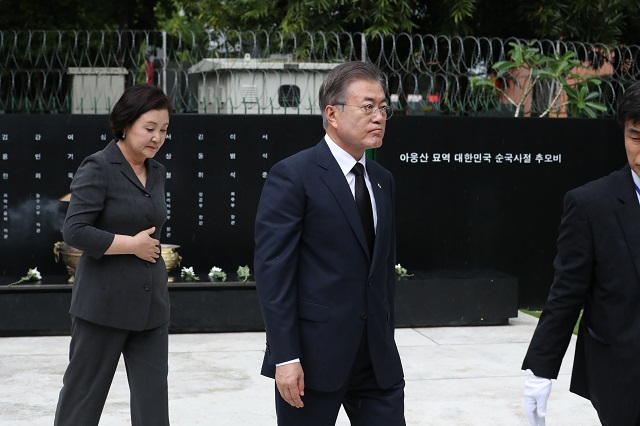 ▲ 문재인 대통령과 김정숙 여사가 4일 미얀마 양곤 아웅산 묘역에 건립된 '대한민국 순국사절 추모비'를 방문하여 아웅산 테러로 순국한 외교사절을 추모하고 있다. ⓒ뉴시스