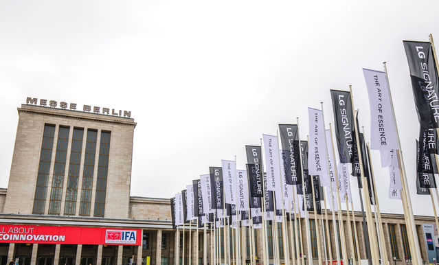 ▲ LG전자가 'IFA 2019' 전시회가 열리는 '메세 베를린(Messe Berlin)' 입구에 'LG 시그니처(LG SIGNATURE)'를 알리기 위한 깃발 광고를 설치한 모습. ⓒLG전자