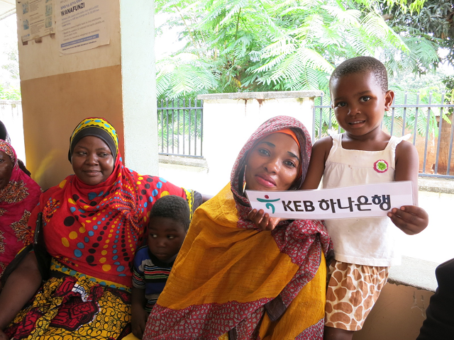 ▲ 하나금융지주는 글로벌 사회공헌 활동의 일환으로 저개발 국가의 교육 인프라 지원을 위해 아프리카 탄자니아에 학생용 기숙사를 건립했다.ⓒ하나금융