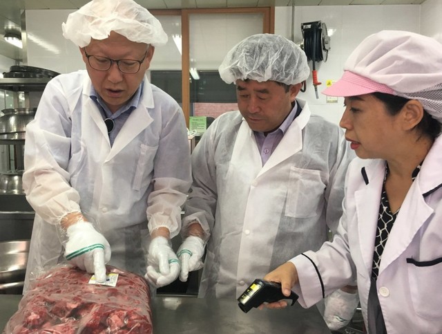 ▲ 5일 오전, 유경균 제천교육장(왼쪽)이 하소동 동명초등학교 급식생활교육관(급식소)를 불시 방문해 식재료로 반입된 소고기 상태, 유통기한 등을 살펴보고 있다.ⓒ제천교육지원청