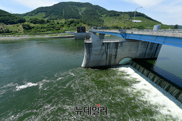 ▲ 2017년 6월 수문이 개방된 경남 합천창녕보의 모습. ⓒ정상윤 기자