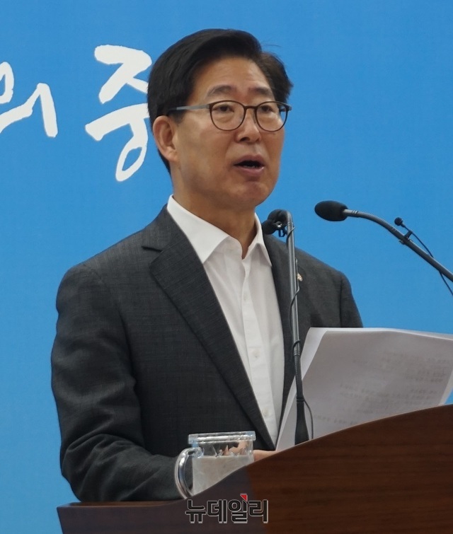 ▲ 양승조 충남도지사가 5일 도청 브리핑룸에서 기자회견을 통해 충남도가 정부 예산 7조원 시대를 열렸다고 밝히고 있다. 양 지사는 기자들과 질의응답을 통해 현대제철, 고로 브리더 대기오염물질배출과 관련한 환경부 민간협의체 발표 등에 대해서도 입장을 밝혔다.ⓒ김정원 기자