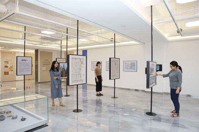 ▲ 대구대 성산복합문화공간에서 열린 ‘우리 역사 속 다문화&우리 지역 속 다문화’ 특별전을 관람하고 있다.ⓒ대구대